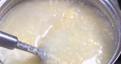 小米熬煮至浓稠粥状