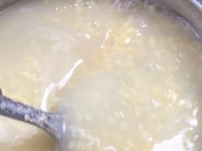 小米熬煮至浓稠粥状