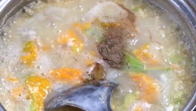 调入胡椒粉、盐和香油拌匀即可