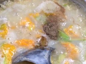 调入胡椒粉、盐和香油拌匀即可