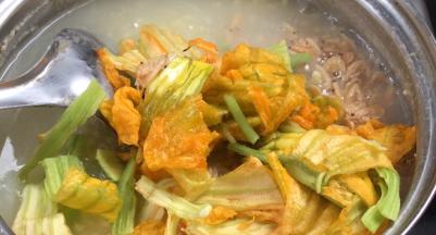 加入南瓜花和虾米，拌匀煮沸