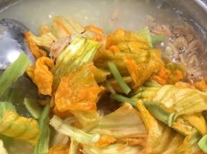 加入南瓜花和虾米，拌匀煮沸