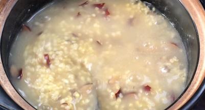 熬煮至小米变得浓稠粥状