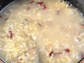 熬煮至小米变得浓稠粥状