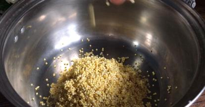 小米洗净后放入锅中