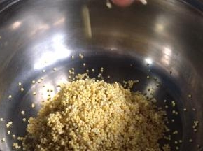 小米洗净后放入锅中