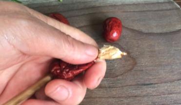 红枣洗净后去核