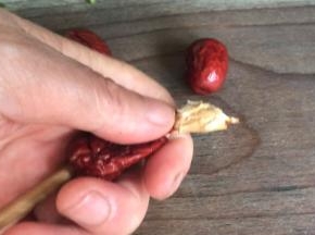 红枣洗净后去核