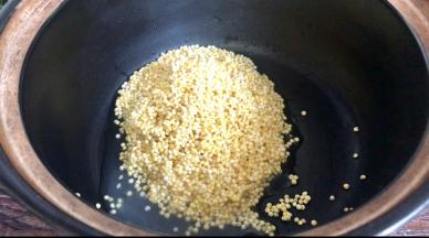 小米洗净后放入锅中