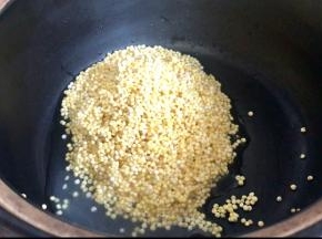 小米洗净后放入锅中