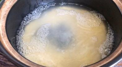 加入适量清水浸泡一会儿