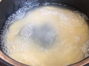 加入适量清水浸泡一会儿