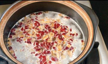 大火煮沸后，加入冰糖转小火熬煮