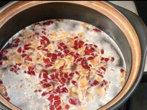 大火煮沸后，加入冰糖转小火熬煮