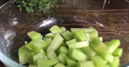 甜瓜去皮，洗净后切成小丁