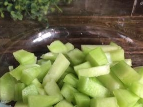 甜瓜去皮，洗净后切成小丁