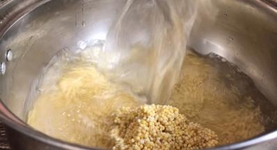 小米洗净后放入锅中，加入适量清水