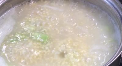 继续熬煮10分钟左右，至甜瓜熟透即可