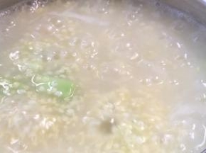 继续熬煮10分钟左右，至甜瓜熟透即可