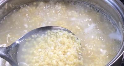 小米熬煮至浓稠粥状