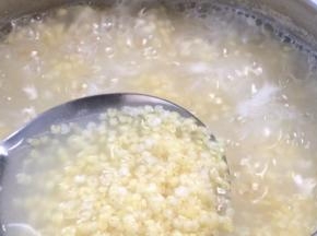 小米熬煮至浓稠粥状