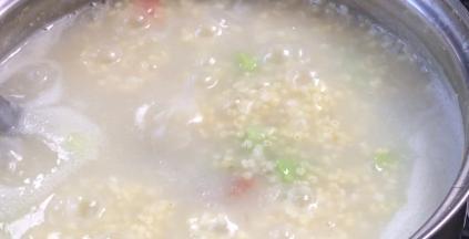 加入葡萄干和枸杞，拌匀煮沸即可