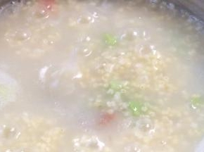 加入葡萄干和枸杞，拌匀煮沸即可