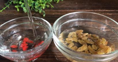 葡萄干和枸杞，洗净后沥水备用