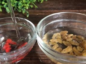 葡萄干和枸杞，洗净后沥水备用