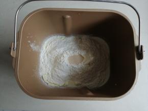 按先液体后粉类的顺序，依次倒入牛奶、蛋液，糖和盐对角倒入，再倒入奶粉和面粉，在面粉顶端倒入酵母