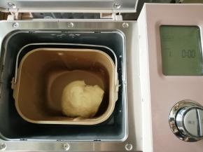 把面包桶放入到东菱JD08面包机里，选择和面程序10分钟