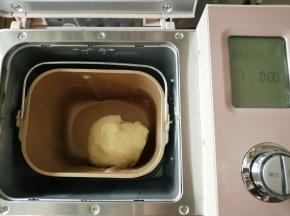 把面包桶放入到东菱JD08面包机里，选择和面程序10分钟