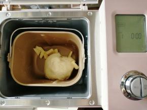 在第一次和面结束的时候，加入切成小块的黄油，继续和面15分钟。做这种小面包，不需要揉出手套膜的状态，和至扩展阶段即可