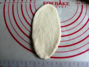 擀成椭圆形，翻面，光滑面朝下