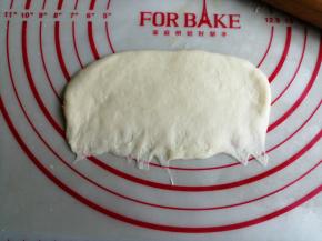 用手指压薄其中一条长边