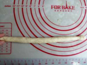 从上往下卷起来，搓长