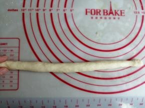 从上往下卷起来，搓长