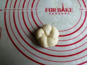 把长的一端塞入结里面，捏紧两端，成为一个五环花形