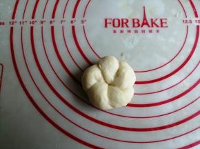 把长的一端塞入结里面，捏紧两端，成为一个五环花形