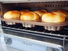 发酵好的面包胚，表面刷一层全蛋液，放入已经预热到185度的12L东菱3706小烤箱，烘烤15分钟左右。实际烘烤温度要根据自家烤箱脾气而定。烘烤结束，把面包取出，放在晾架上晾凉，未食用的面包可以放在保鲜袋里密封室温保存，防止风干