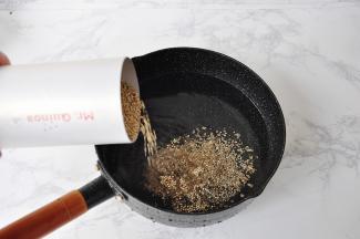 先将藜麦提前清洗浸泡一下。大约泡二十分钟左右。藜麦泡两个小时左右是最好的。因为藜麦是一种复合型的淀粉高膳食纤维的谷物，泡得时间长久一点，就能提前吸收水分，也更容易煮熟煮透。