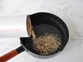 先将藜麦提前清洗浸泡一下。大约泡二十分钟左右。藜麦泡两个小时左右是最好的。因为藜麦是一种复合型的淀粉高膳食纤维的谷物，泡得时间长久一点，就能提前吸收水分，也更容易煮熟煮透。
