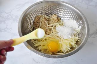 土豆提前去皮用擦板擦成细丝，不必清洗，直接加入鸡蛋，面粉，煮好的藜麦，再加入少许盐。盐不要太多，我大概放了二克左右。