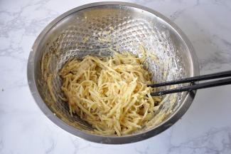 充分拌匀，面粉不要一次性放入，要根据情况增减。