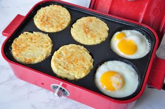 接下来，经常翻面，让饼受热均匀，直至它的两面上色，饼熟透就可以了。煎时您可以盖上锅盖，这样可以加速制饼的速度。但切成要开中小火，火大容易变得外糊内生。 接下来，美美的享用吧！配点番茄酱味道更棒哦！