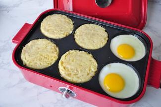 保持中小火慢煎，这个锅我放在二档，待成形后，翻一下面。