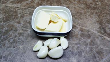 黄油50克、蒜6粒