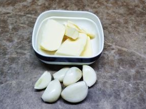 黄油50克、蒜6粒