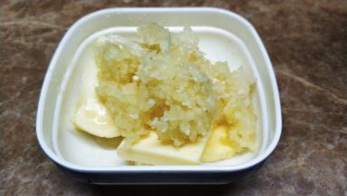 蒜剁成蓉和黄油放一起
