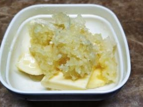 蒜剁成蓉和黄油放一起
